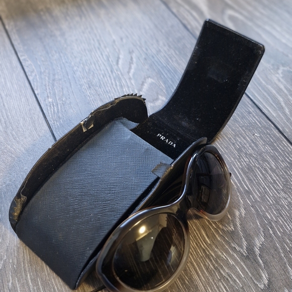 Stylish Black Sunglasses - Picture 2 of 4